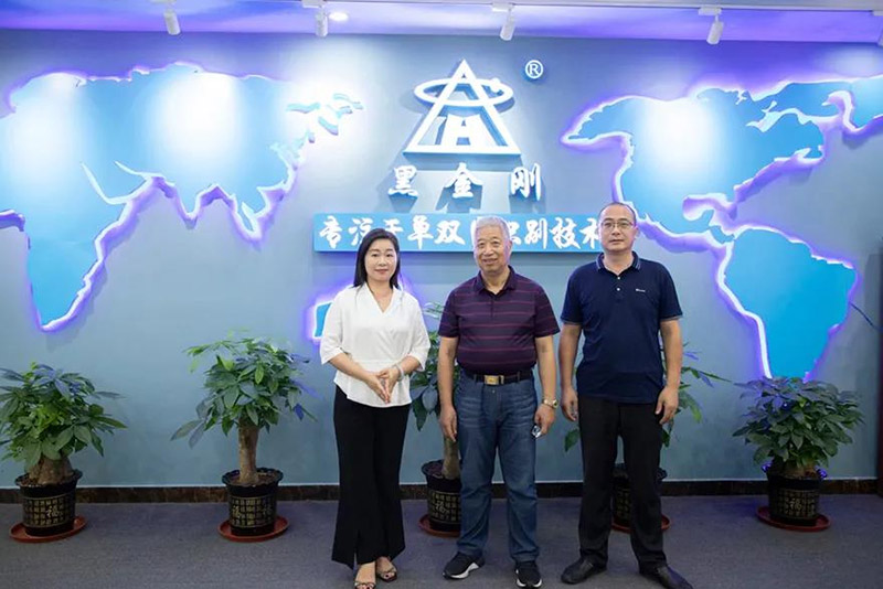 荣耀体育网页版,荣耀（中国）董事长沈宾义牵手黑金刚公司